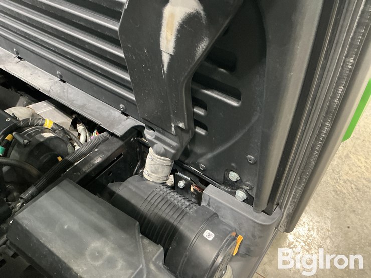 2023-john-deere-gator-image-14