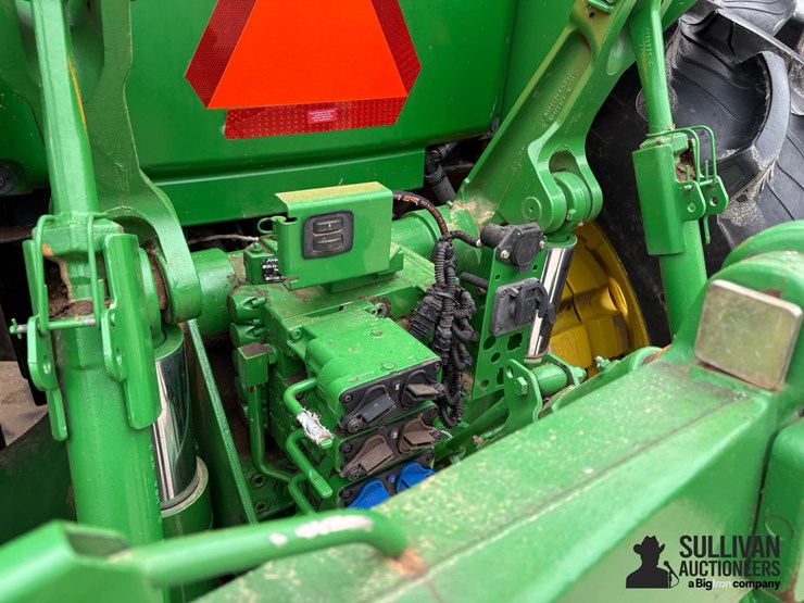 2011-john-deere-8260r-image-17