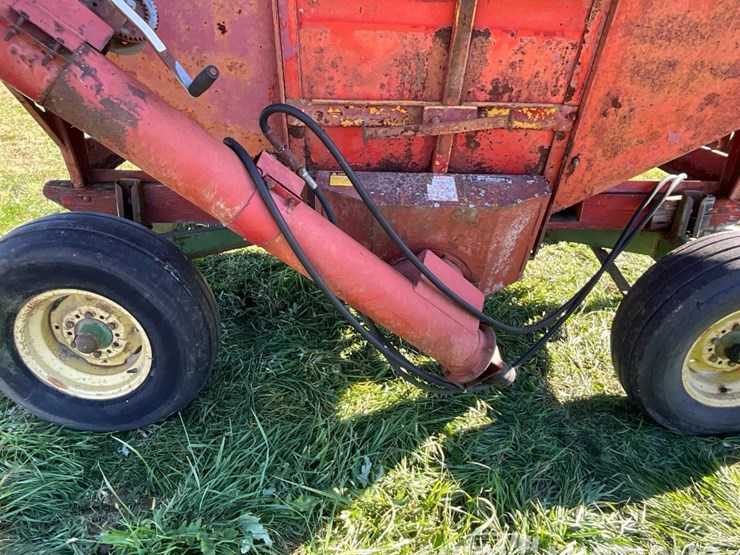 j&m-gravity-wagon-on-john-deere-gear-image-29