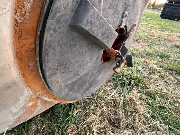 1,400-gallon-poly-tank-on-metal-stand-image-11