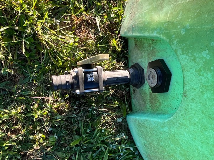 green-1100-gallon-poly-tank-image-9