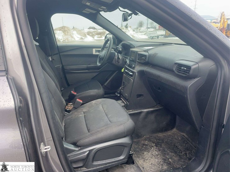 2020-ford-explorer-image-24