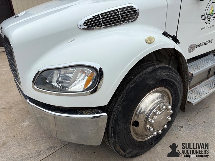 2015-freightliner-m2-106-image-18