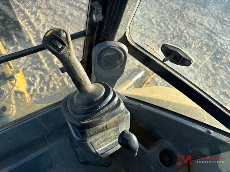 2019-caterpillar-420f2-image-24