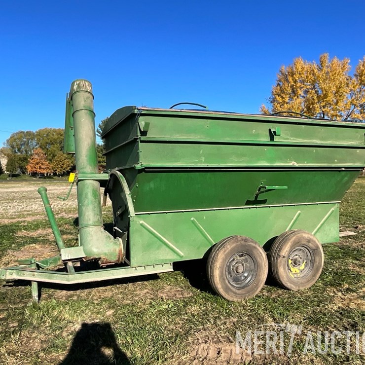 Tandem Axle 2 Compartment Feed Wagon