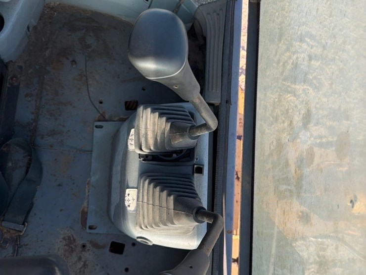 new-holland-555e-image-14