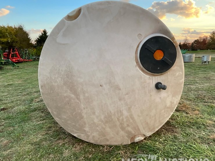 2,500-gallon-poly-tank-on-metal-stand-image-4