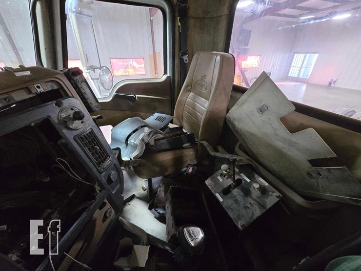 2012-mack-granite-gu713-image-18