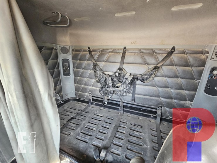 2015-freightliner-t/a-sleeper-haul-truck-32651-image-9