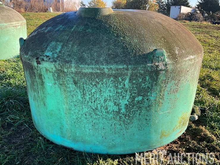 green-1,100-gallon-poly-tank-image-1