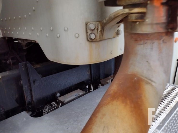 2008-peterbilt-365-image-41