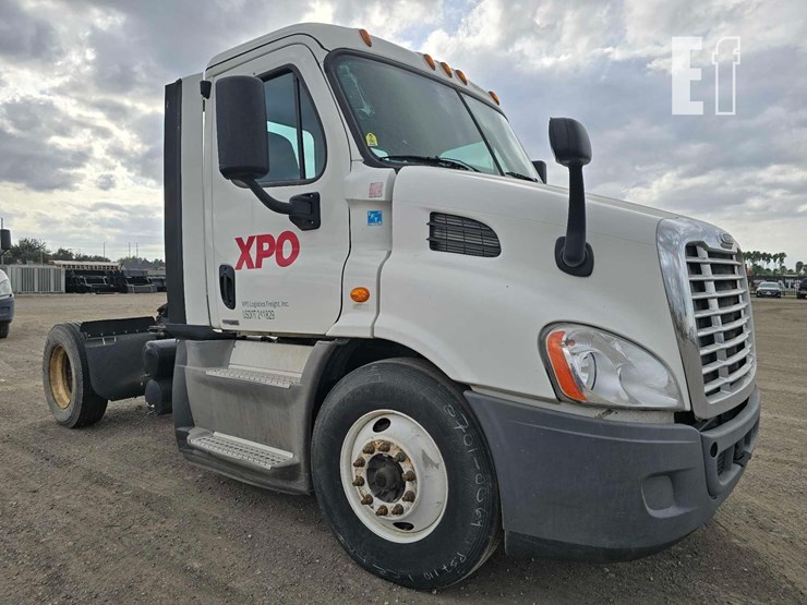 2018-freightliner-cascadia-113-image-2