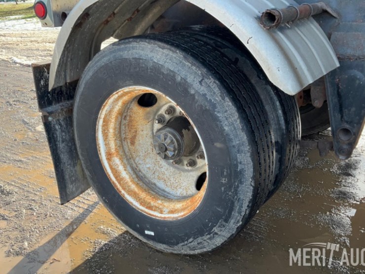 polar-mfg-co.-5,500-gallon-stainless-steel-tanker-image-33