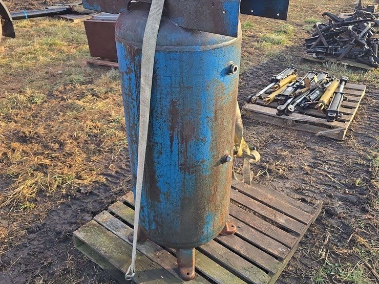 rural-king-upright-air-tank,-no-motor-image-2