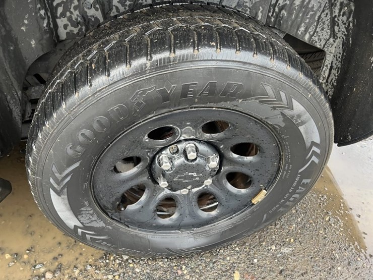 2011-chevrolet-tahoe-image-17