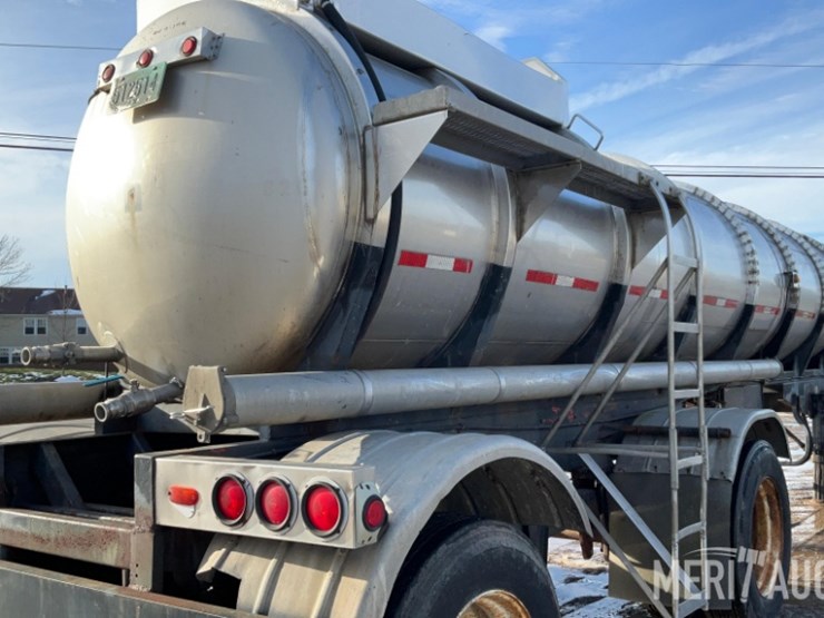 polar-mfg-co.-5,500-gallon-stainless-steel-tanker-image-31