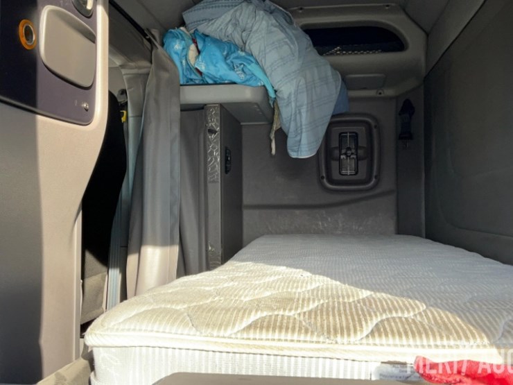 2012-peterbilt-384-image-52