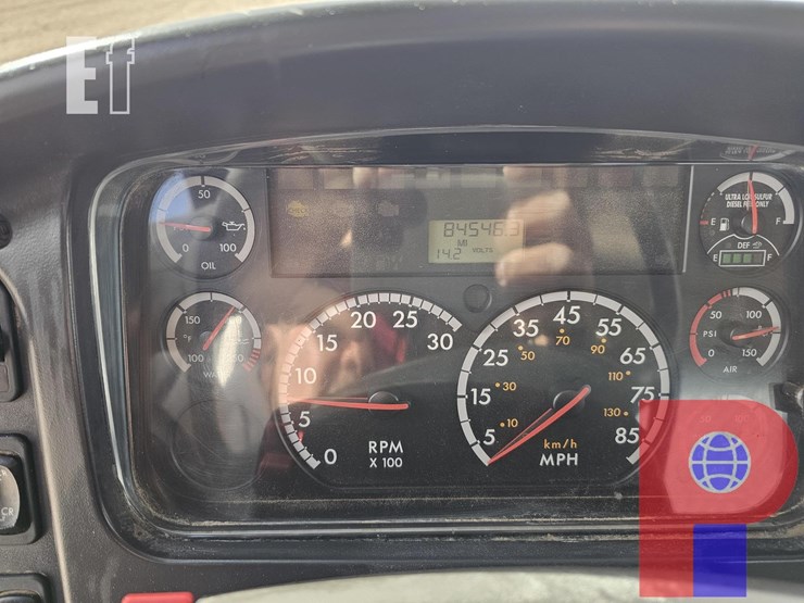 2011-freightliner-m2-106-image-8