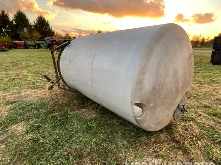 1,400-gallon-poly-tank-on-metal-stand-image-5