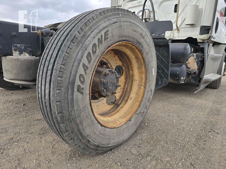 2018-freightliner-cascadia-113-image-11