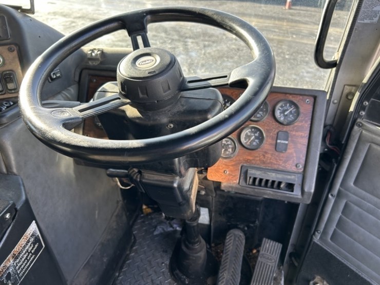 2012-peterbilt-320-image-20