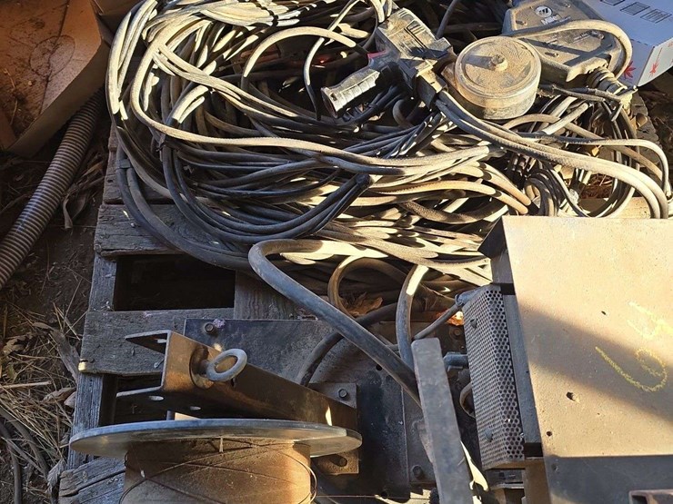 miller-shopmaster-300ac/dc-welder,-works-great,-with-wire-feed-and-leads-image-8