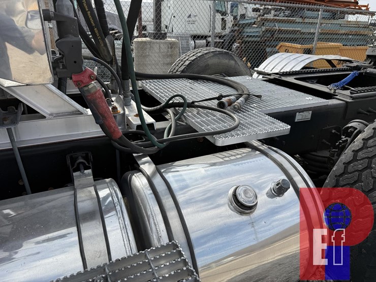 2012-caterpillar-ct660s-image-8