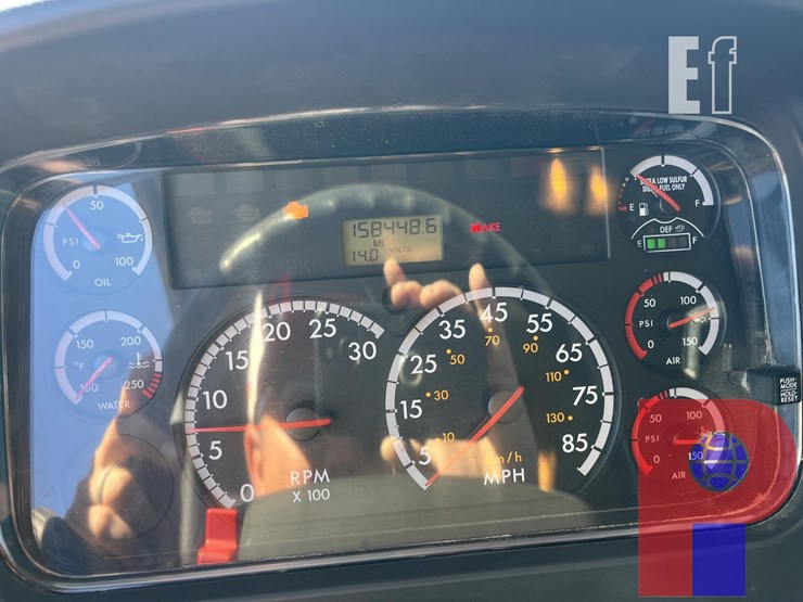 2015-freightliner-business-class-m2-106-image-12