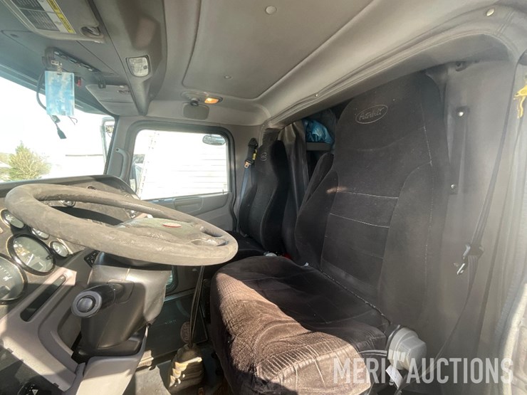 2012-peterbilt-384-image-35