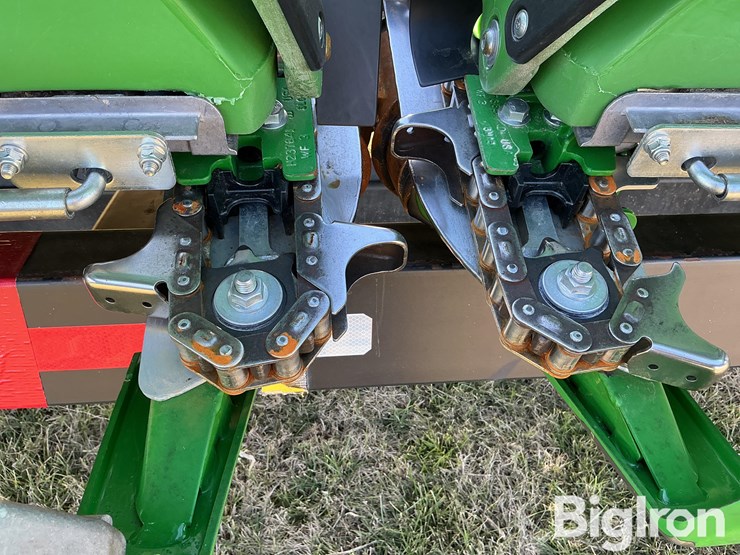 2024-john-deere-c12f-image-14