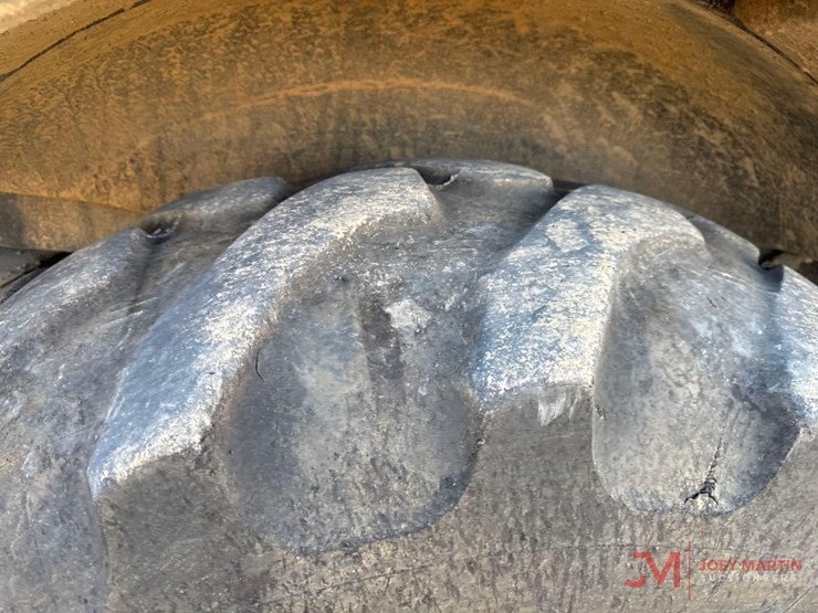 2019-caterpillar-420f2-image-16