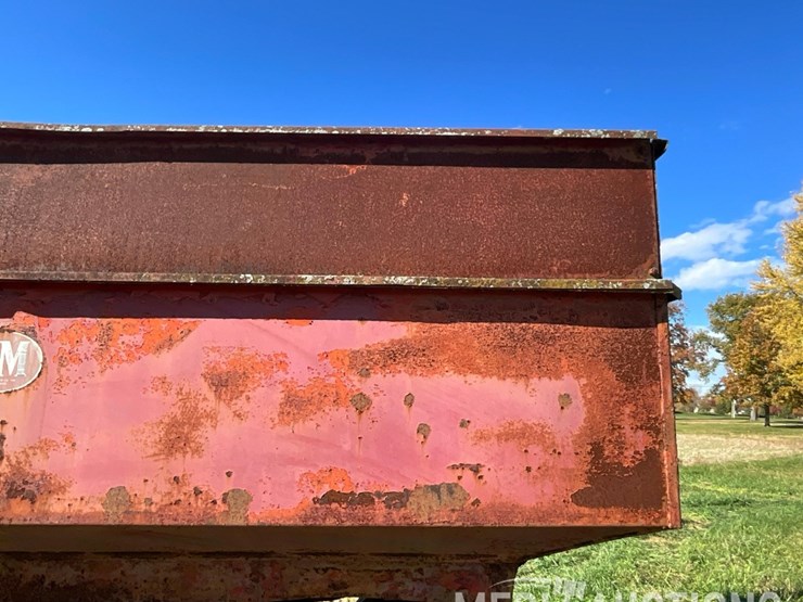 j&m-gravity-wagon-on-john-deere-gear-image-13