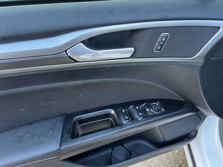 2017-ford-fusion-se-awd-sedan-image-23