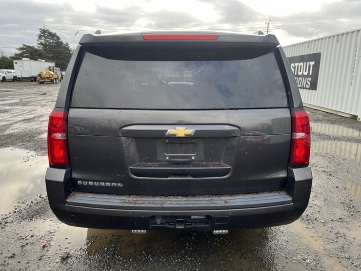 2016-chevrolet-suburban-image-5