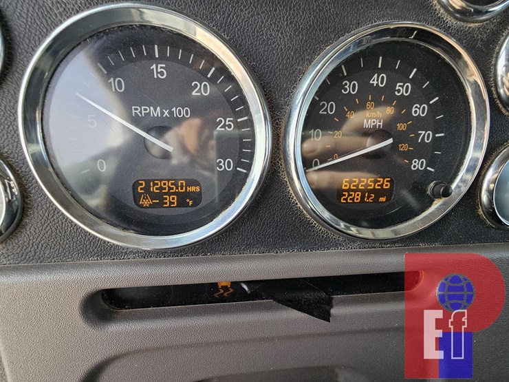 2012-peterbilt-384-image-8