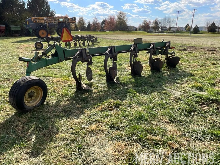 john-deere-2810-image-3