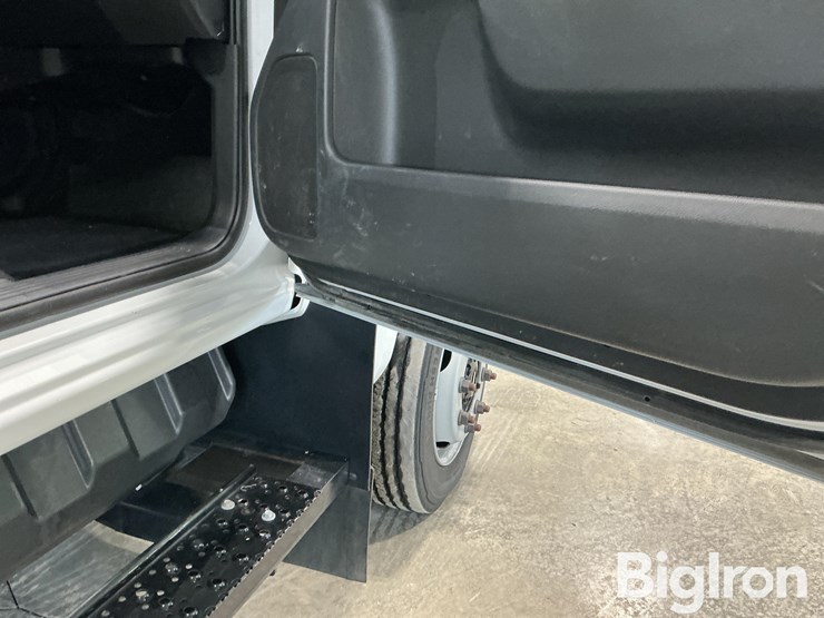 2020-chevrolet-silverado-5500hd-image-10