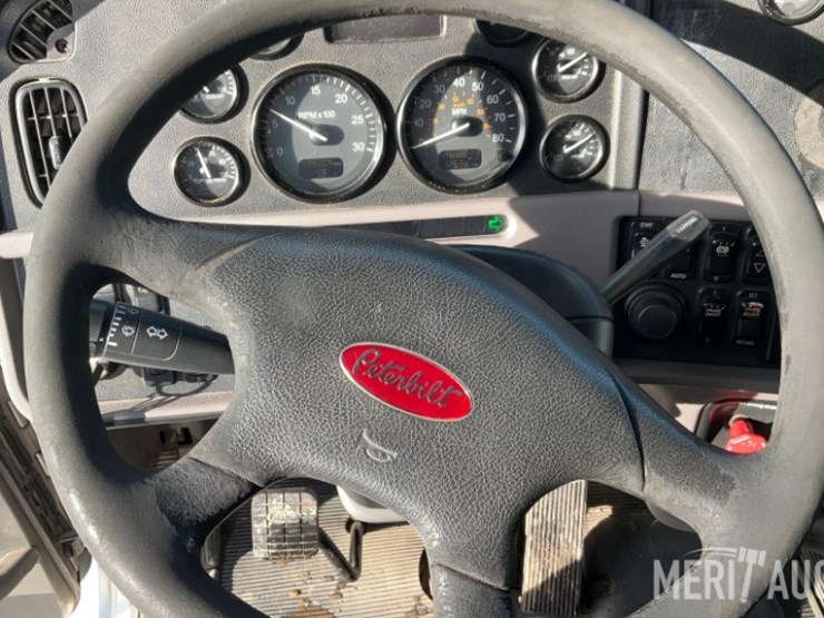 2012-peterbilt-384-image-43