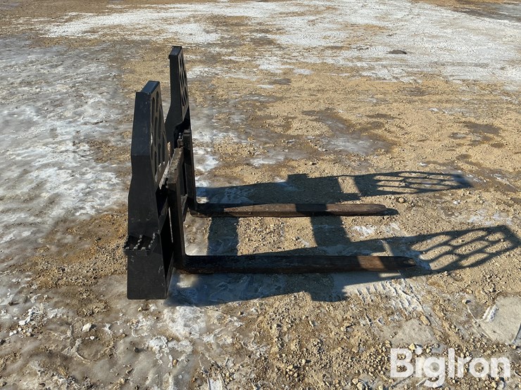 2015-melecio-4'-skid-loader-mount-pallet-forks-image-4
