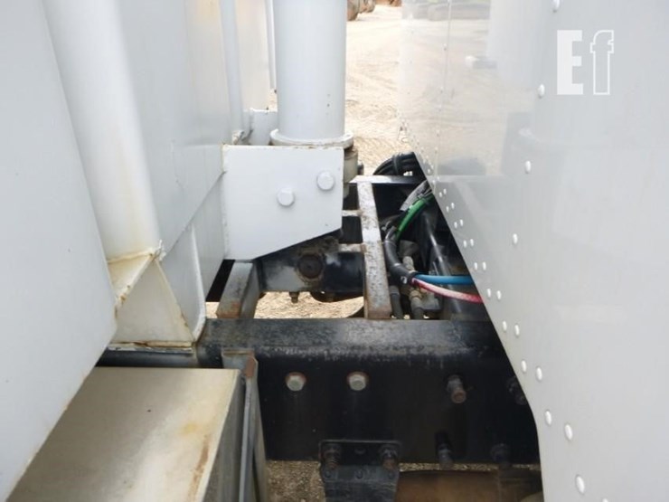 2000-peterbilt-330-image-31