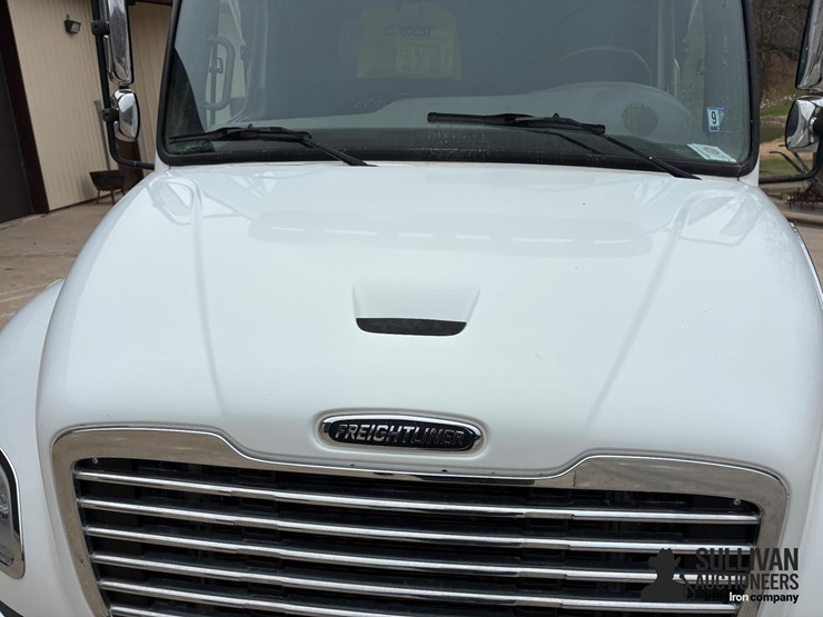 2015-freightliner-m2-106-image-17