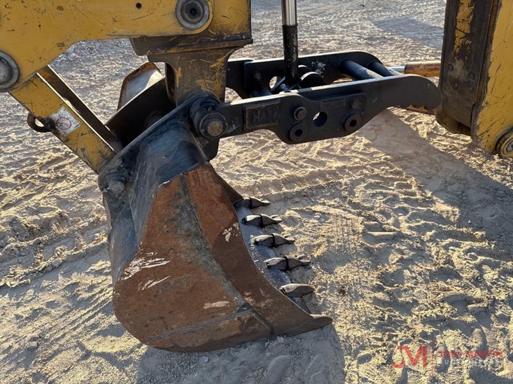 2019-caterpillar-420f2-image-13