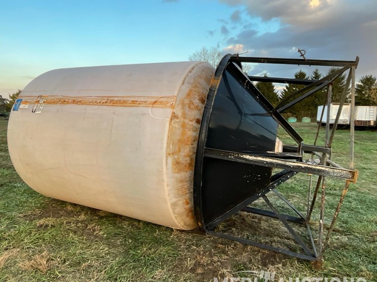 2,500-gallon-poly-tank-on-metal-stand-image-1