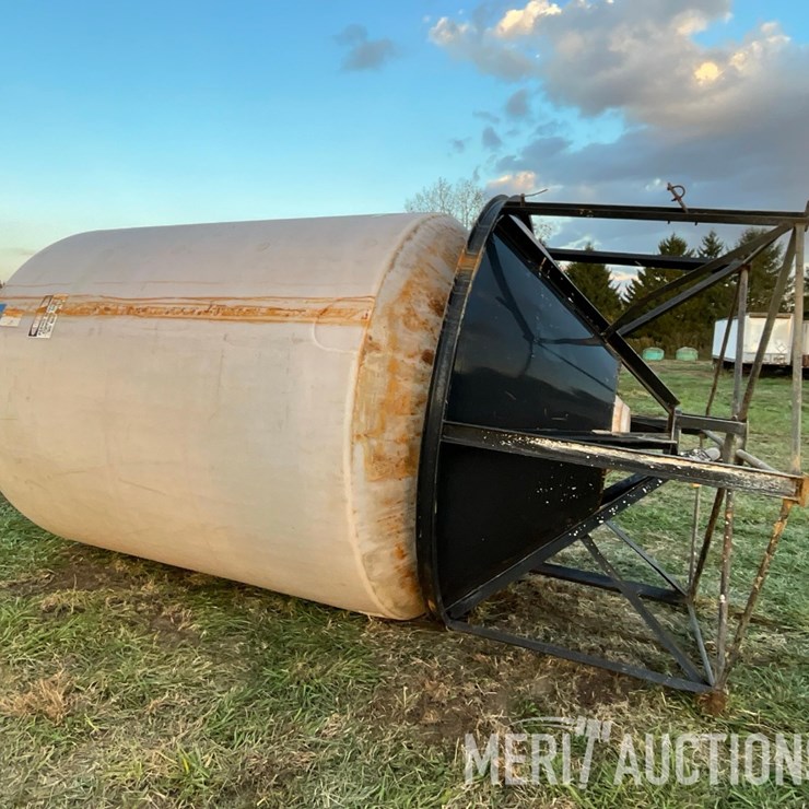 2,500 Gallon Poly Tank on Metal Stand