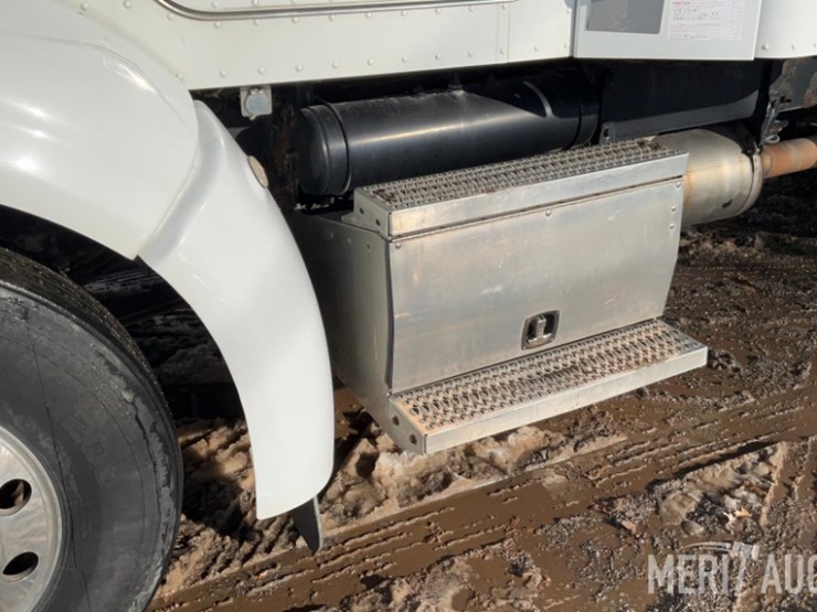 2012-peterbilt-384-image-14