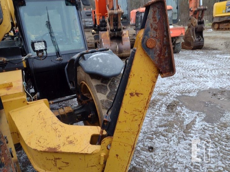 2015-caterpillar-tl1055c-image-17