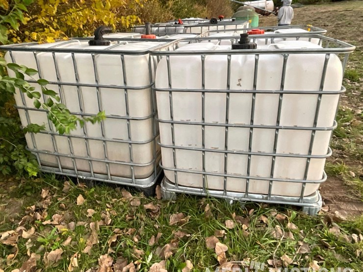 (4)-250-gallon-poly-totes-image-4