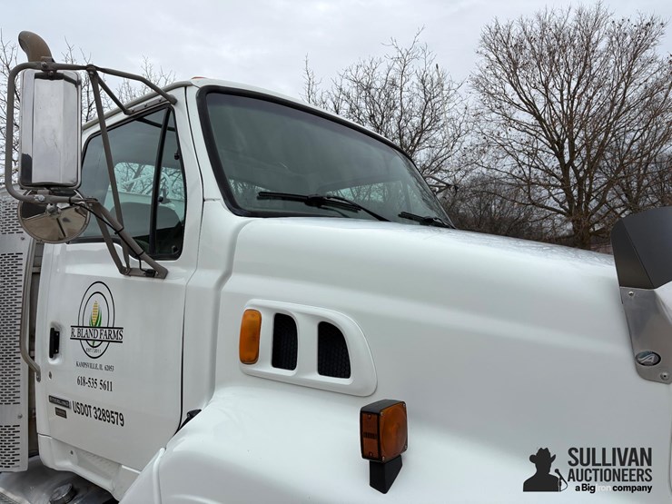 2009-sterling-l9500-image-11