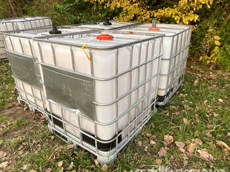 (4)-250-gallon-poly-totes-image-1