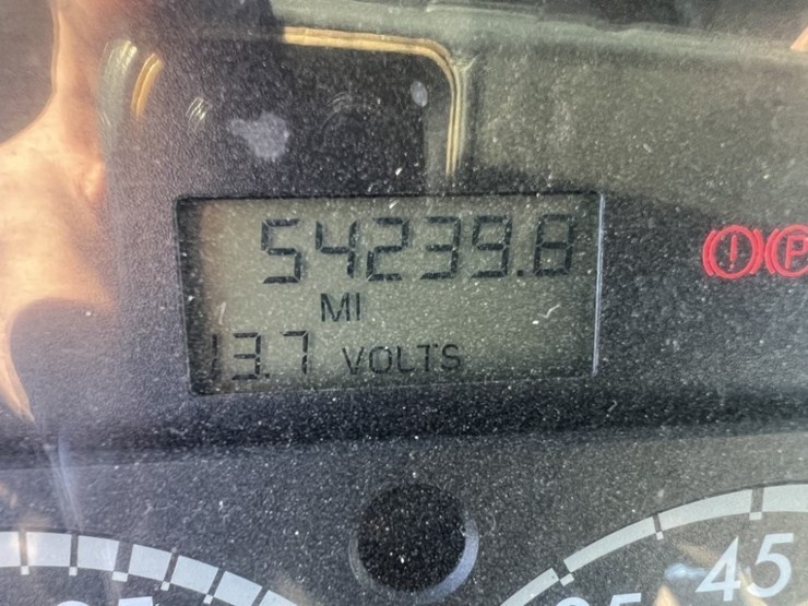 2002-freightliner-fl80-image-28